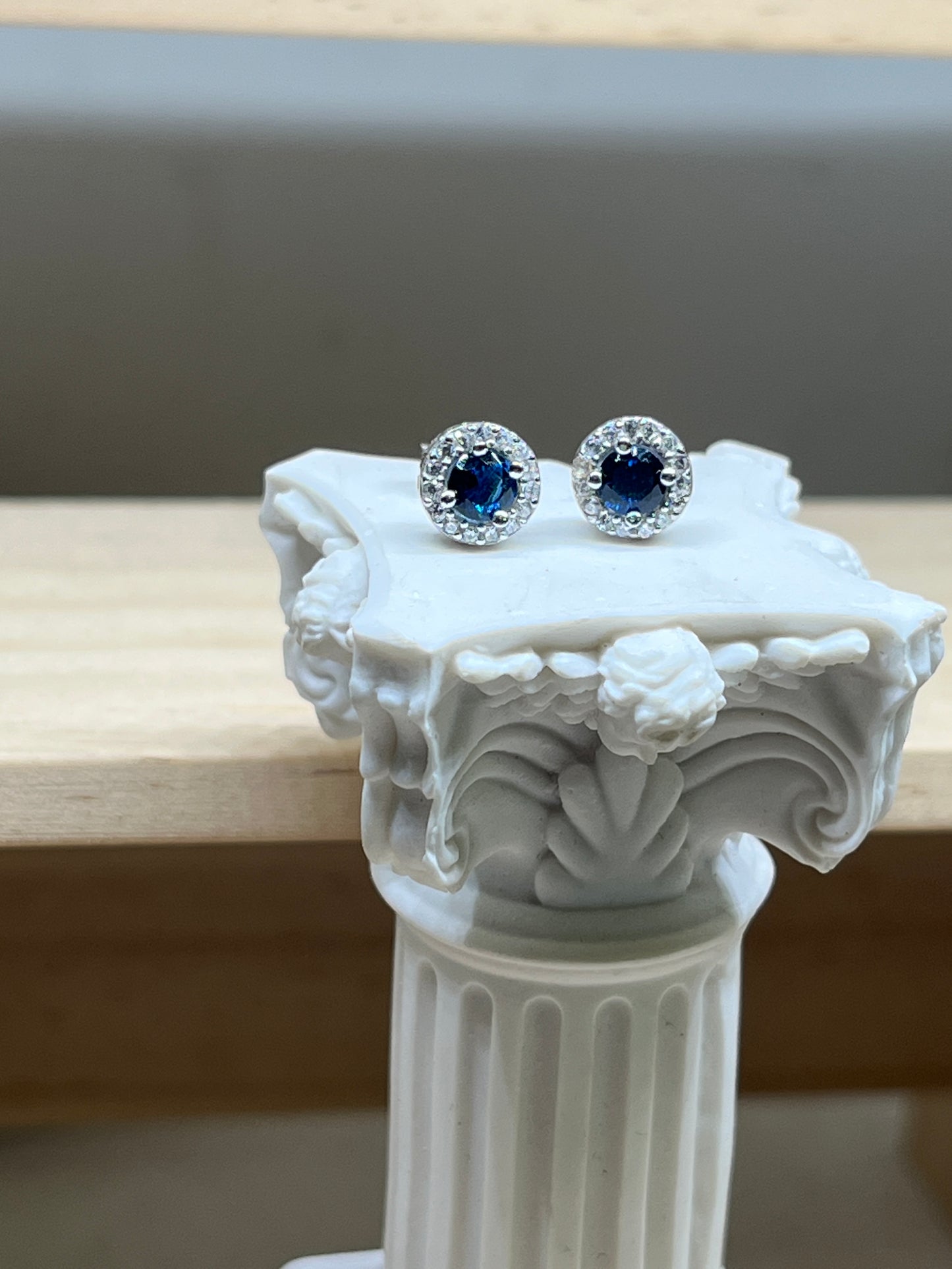 Round 4-Claw Fancy Earrings