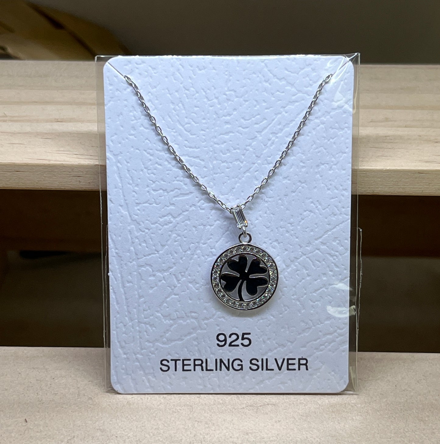 Stunning Round Clover necklace