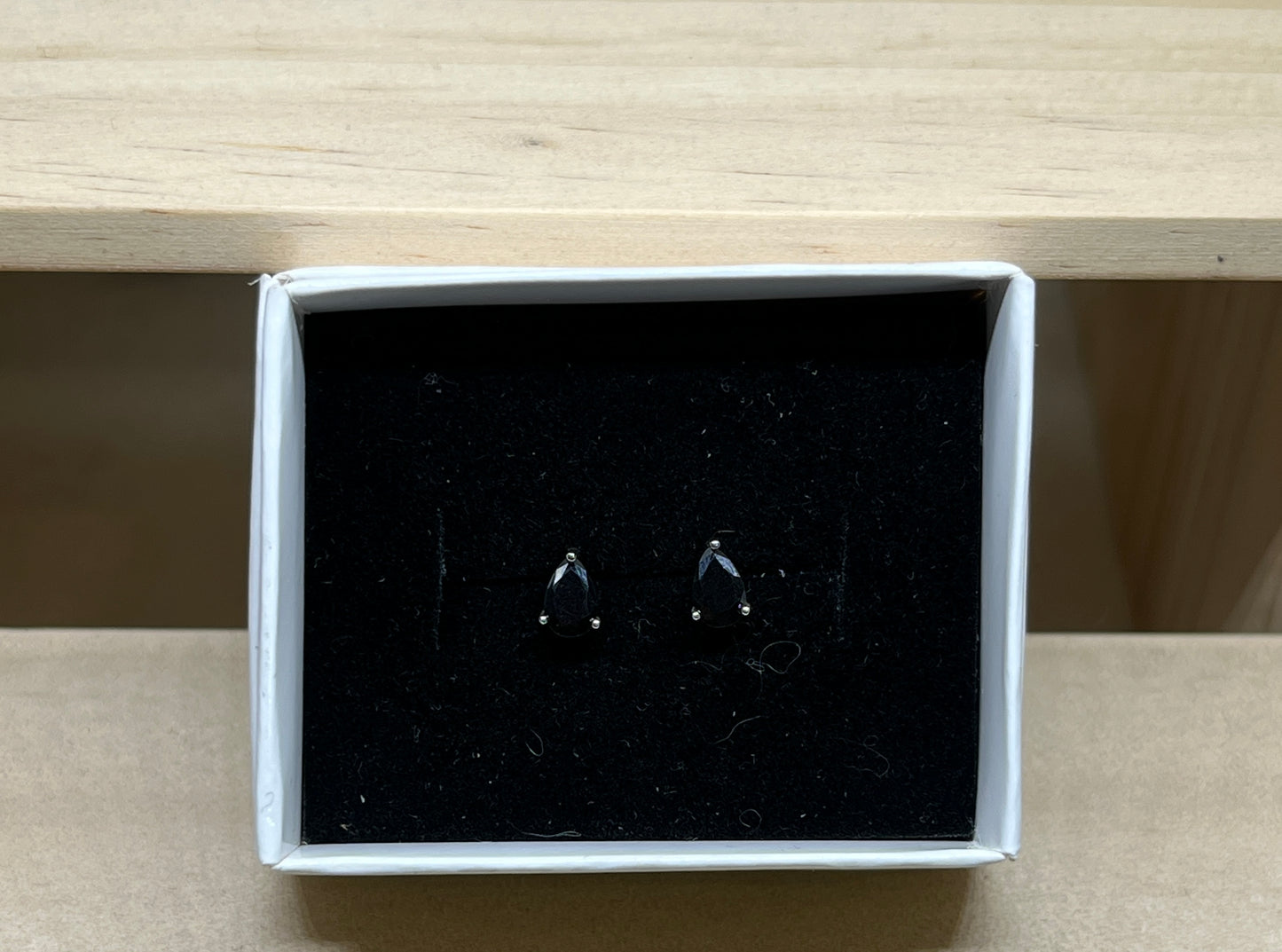 Tear Drop Studs - Black 4mm