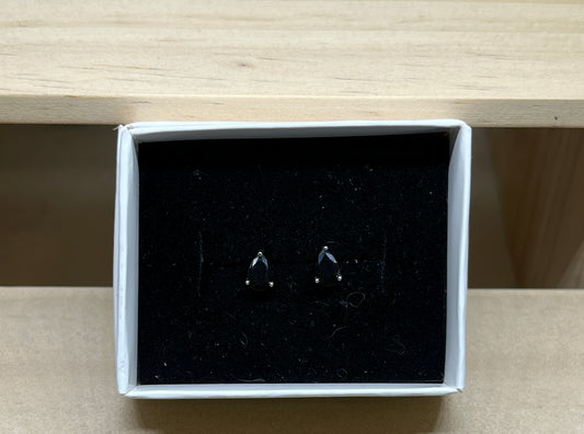 Tear Drop Studs - Black 4mm